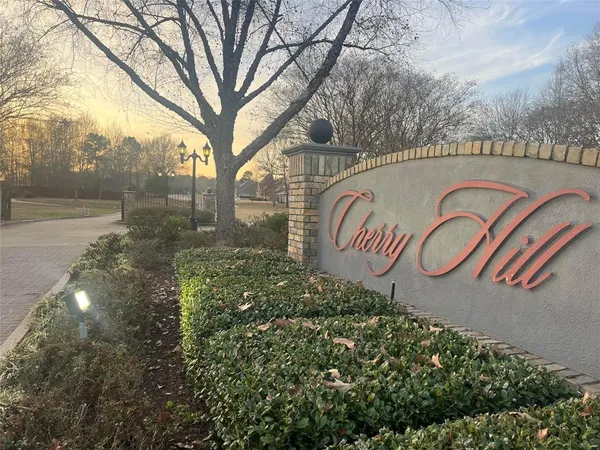 a sign that is sitting on a brick wall