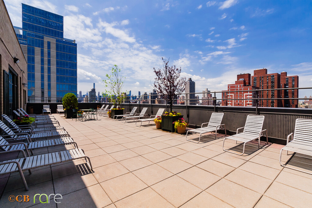 340 East 93rd Street, Unit 23G Manhattan, NY 10128 - Photo 13 of 16 a view of a terrace with sitting area