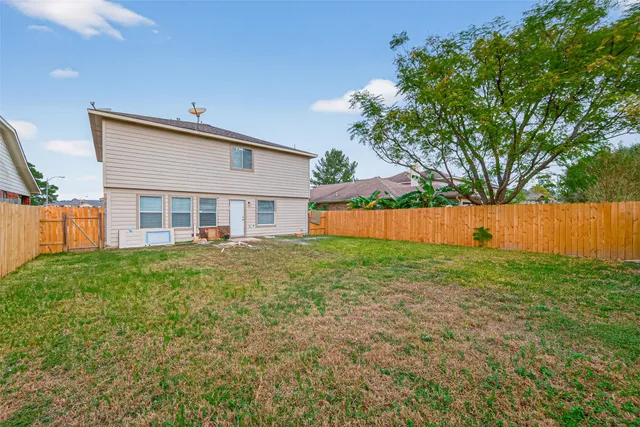 a view of a backyard