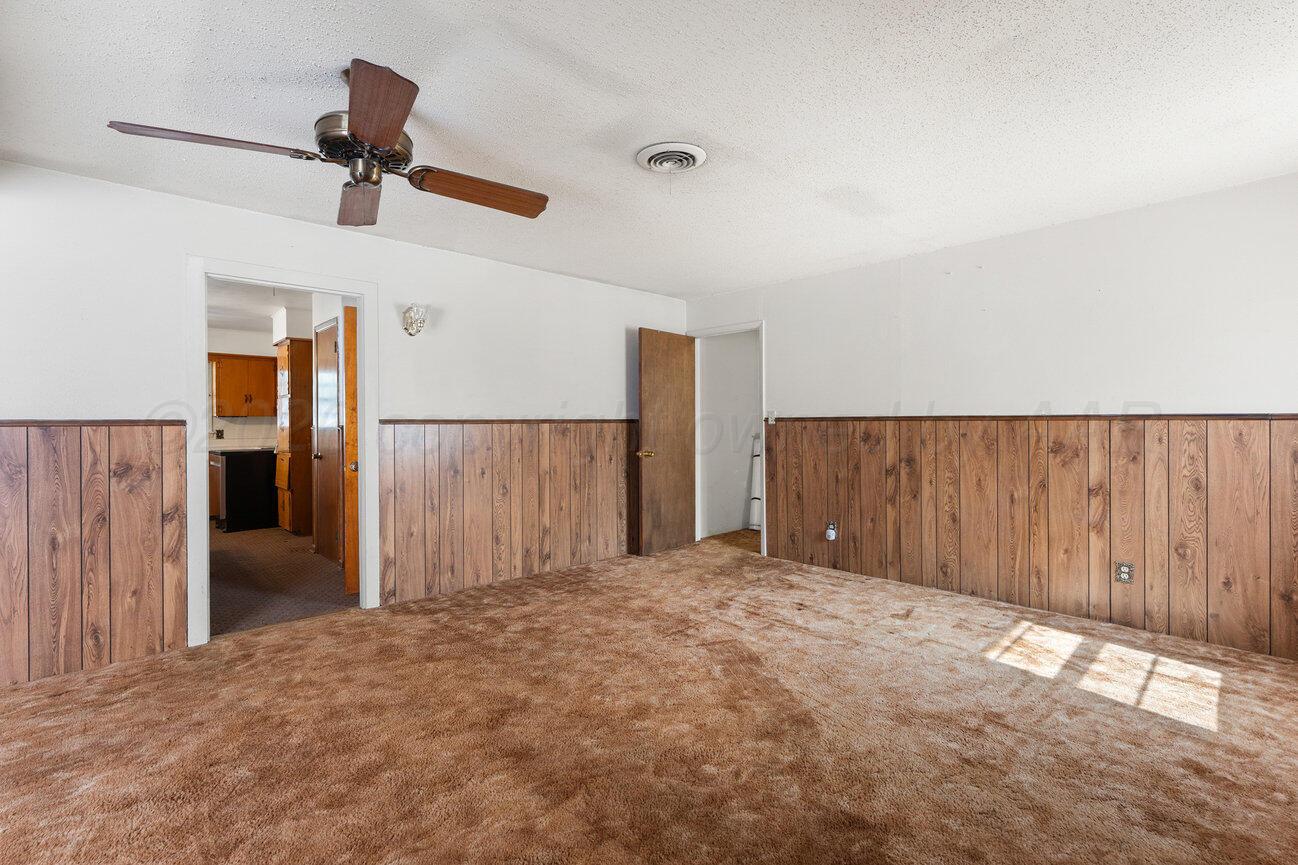 4305 South Bonham Street Amarillo, TX 79110 - Photo 21 of 48 a view of a garage