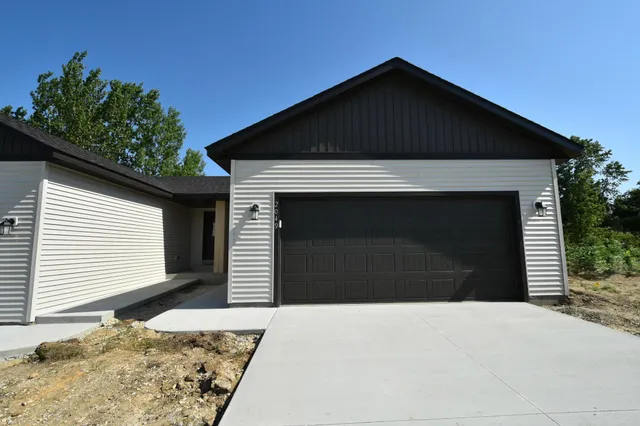 $309,900 | 2049 East 20th Street, Zumbrota, MN 55992