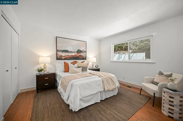 a view of entryway with seating space