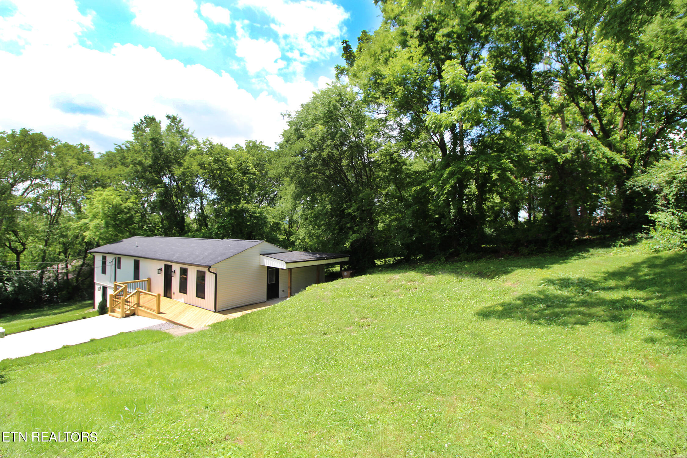 106 Nichols Road Southwest Knoxville, TN 37919 - Photo 3 of 29 IMG_9990