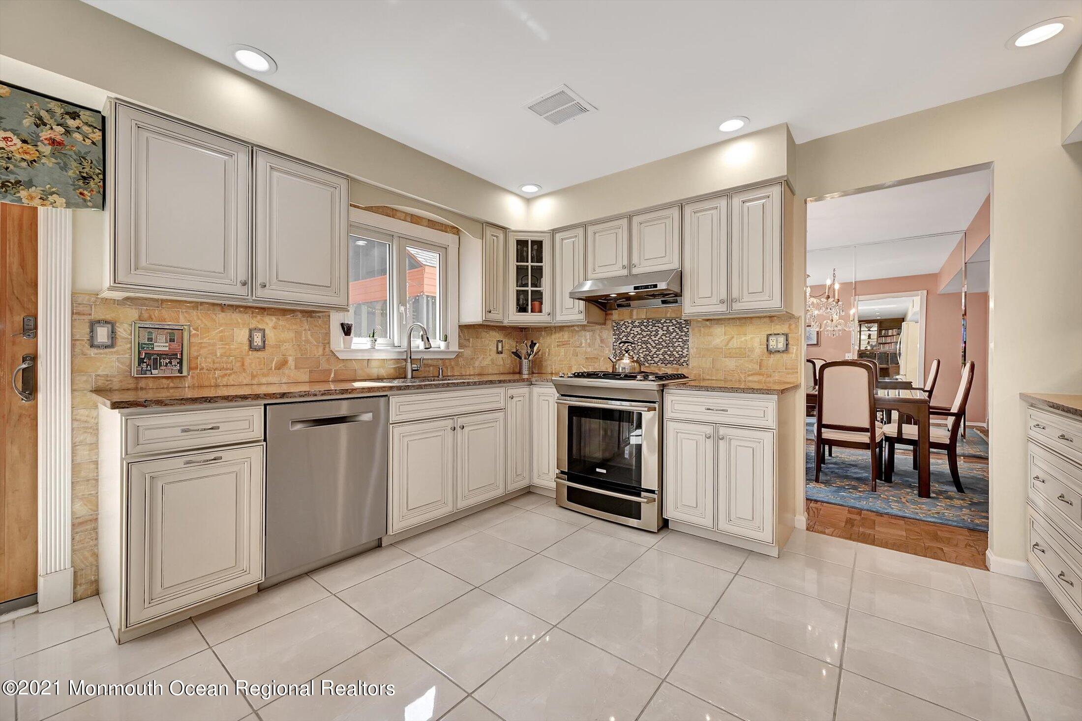 17 Regal Road Manalapan, NJ 07726 - Photo 11 of 40 12-14611866