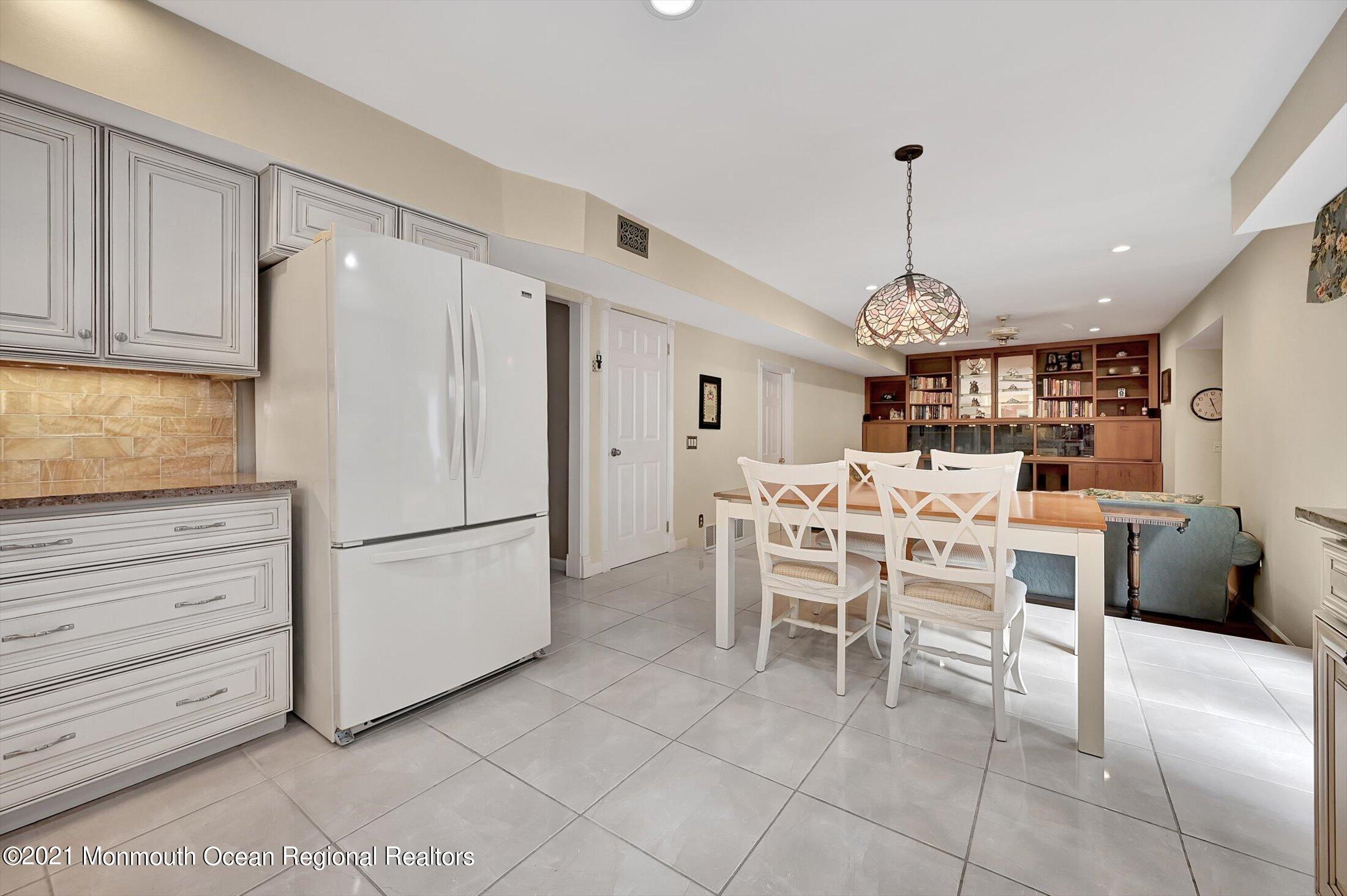 17 Regal Road Manalapan, NJ 07726 - Photo 13 of 40 14-14611869