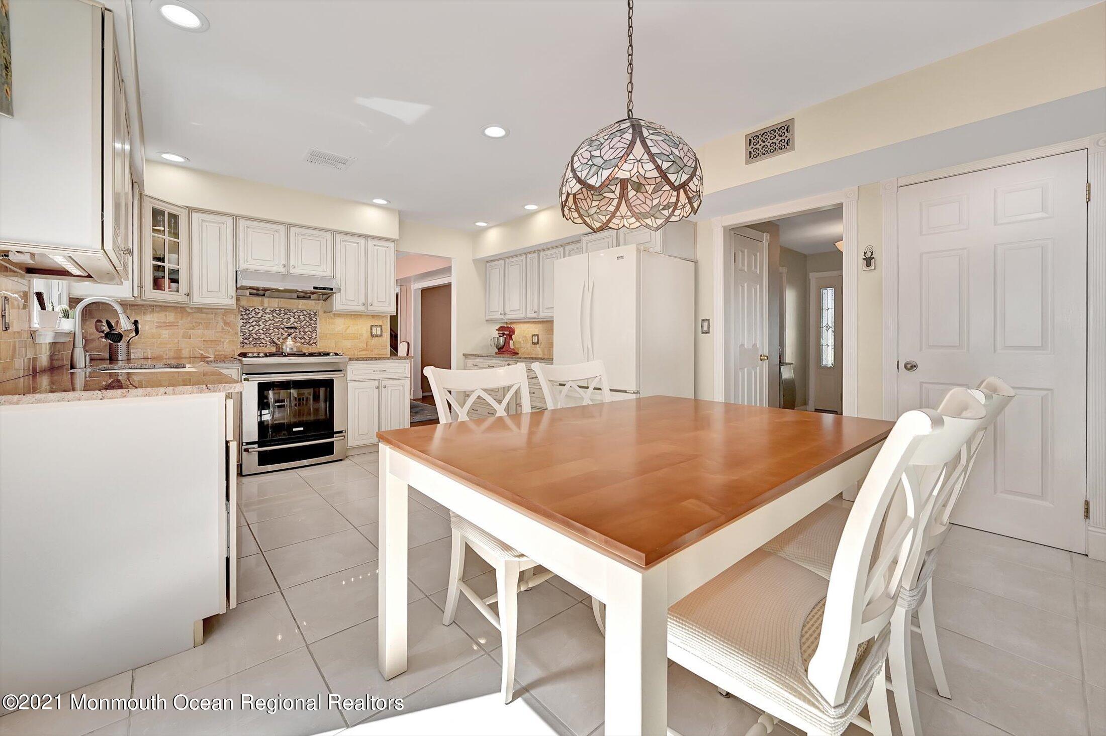 17 Regal Road Manalapan, NJ 07726 - Photo 14 of 40 15-14611870