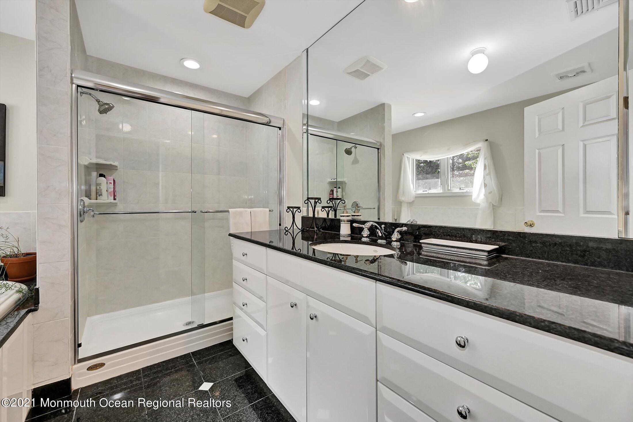 17 Regal Road Manalapan, NJ 07726 - Photo 22 of 40 24-14611751