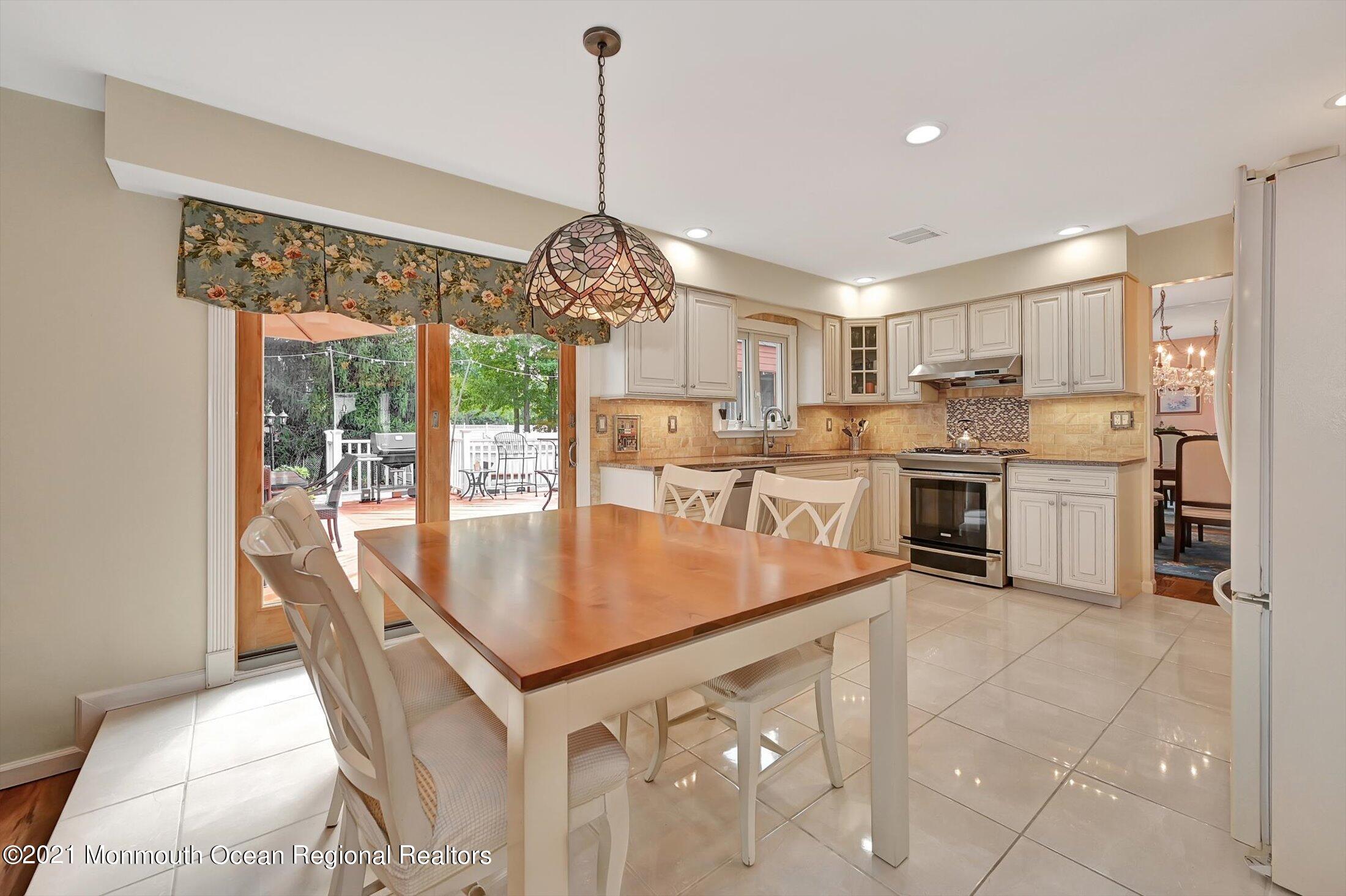 17 Regal Road Manalapan, NJ 07726 - Photo 10 of 40 11-14611862