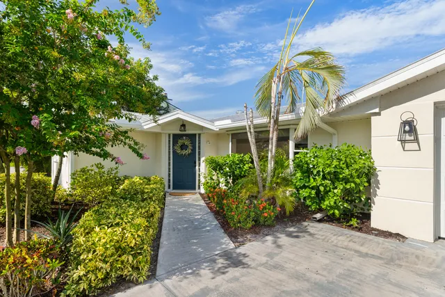 a view of a pathway with a house