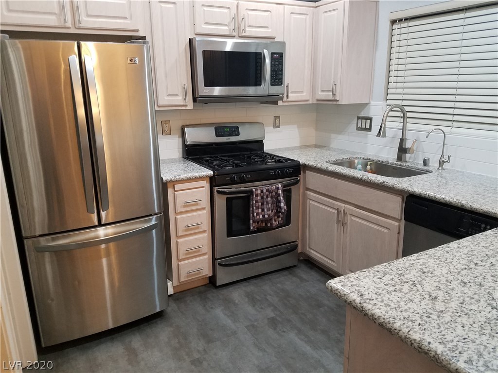 252 Camelback Ridge Avenue Henderson, NV 89012 - Photo 3 of 26