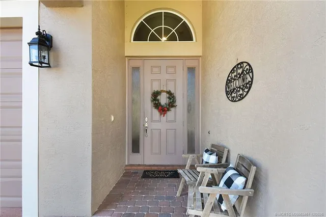 a view of livingroom with furniture