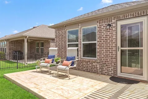 a view of a house with backyard and garden