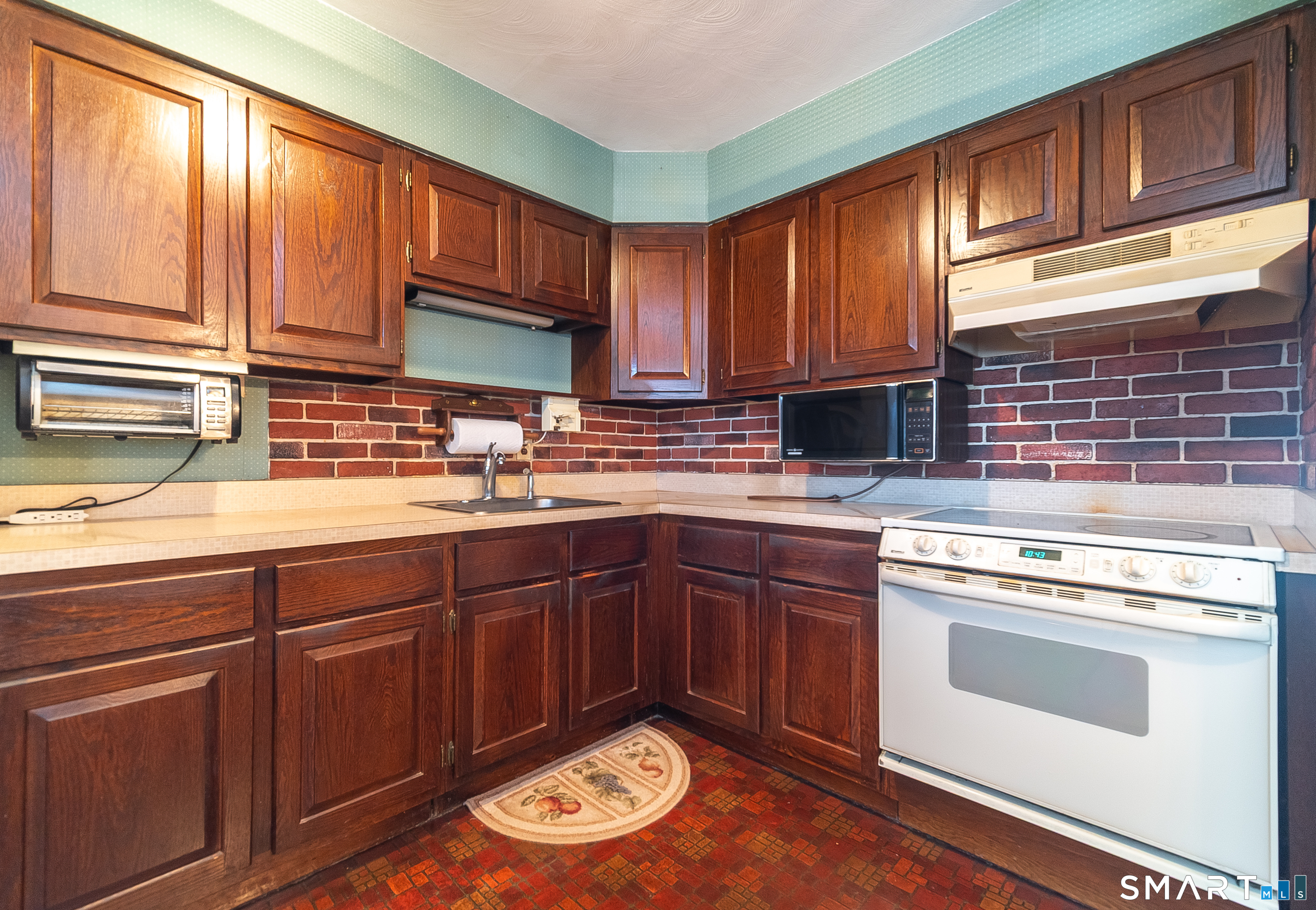 69 Bellevue Street Meriden, CT 06451 - Photo 7 of 33