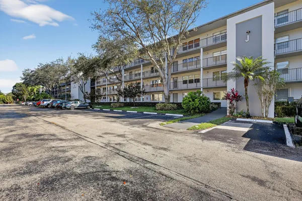 $1,850 | 101 Southwest 132nd Way, Unit 418J, Hollywood, FL 33027