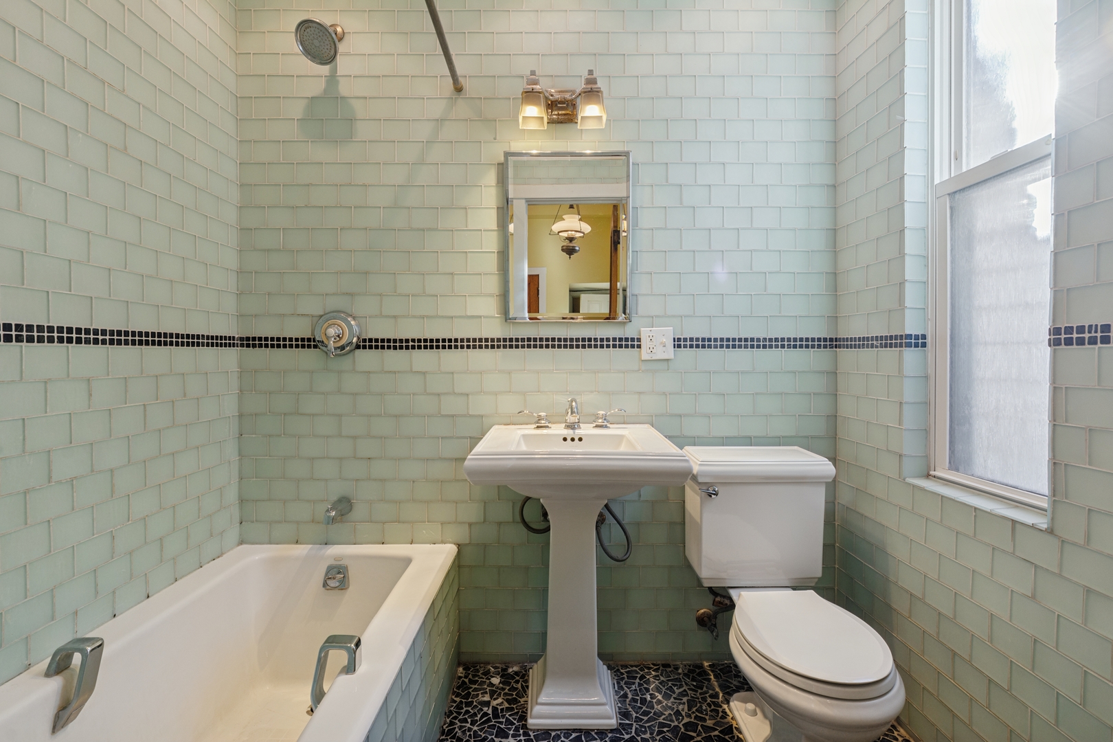 2721 West Prindiville Street Chicago, IL 60647 - Photo 6 of 16 a bathroom with a toilet a sink and bathtub