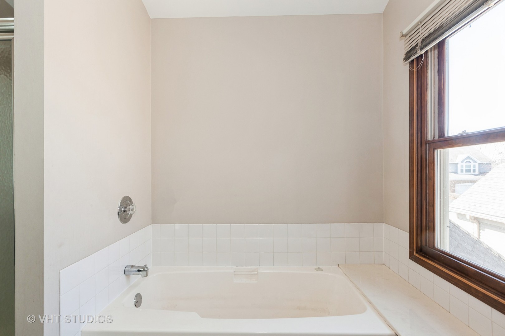 960 Heathrow Lane Naperville, IL 60540 - Photo 13 of 24 a bathroom with a bathtub