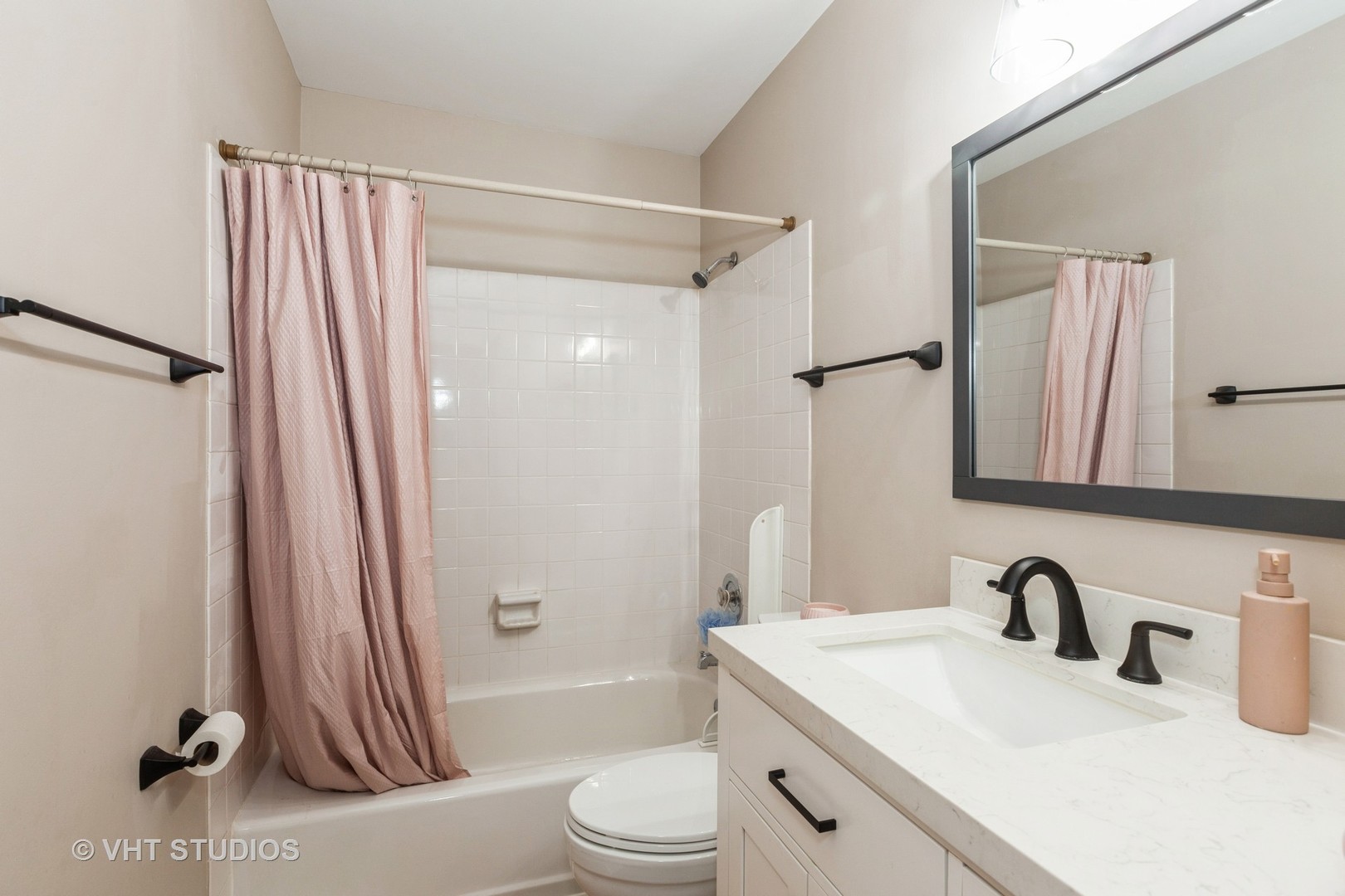 960 Heathrow Lane Naperville, IL 60540 - Photo 15 of 24 a bathroom with a sink a toilet and a mirror