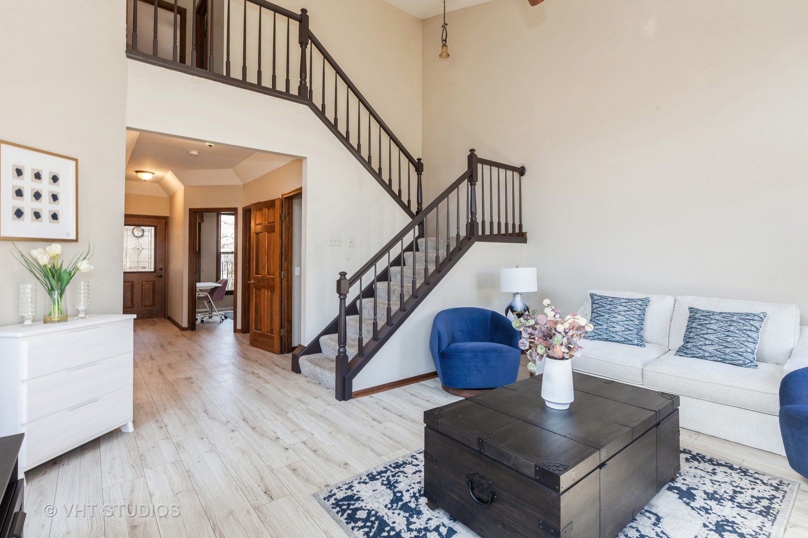 960 Heathrow Lane Naperville, IL 60540 - Photo 5 of 24 a living room with furniture and a table