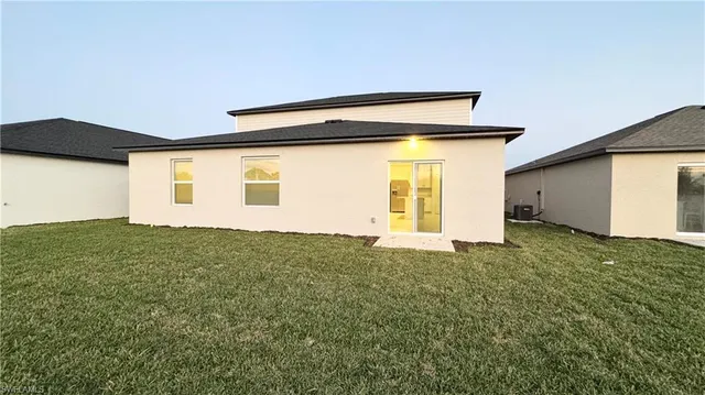 a view of a house with a yard