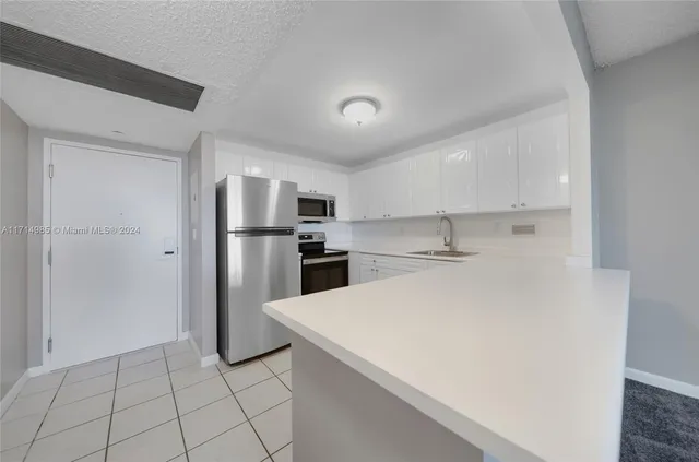 $790,000 | 2301 Collins Avenue, Unit 1030, Miami Beach, FL 33139