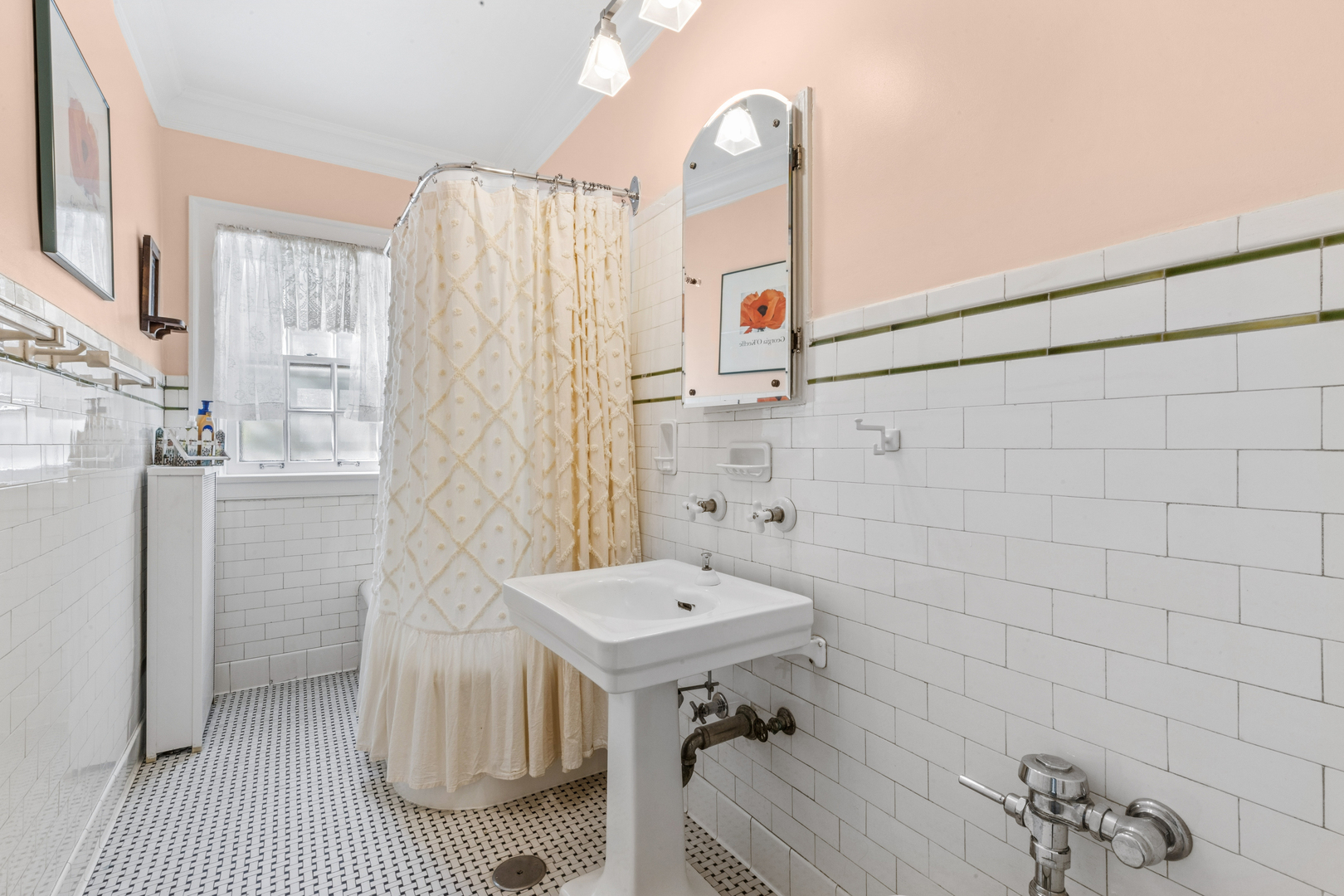 482 Sheridan Road, Unit 1 Evanston, IL 60202 - Photo 4 of 20 Gallery Image 4