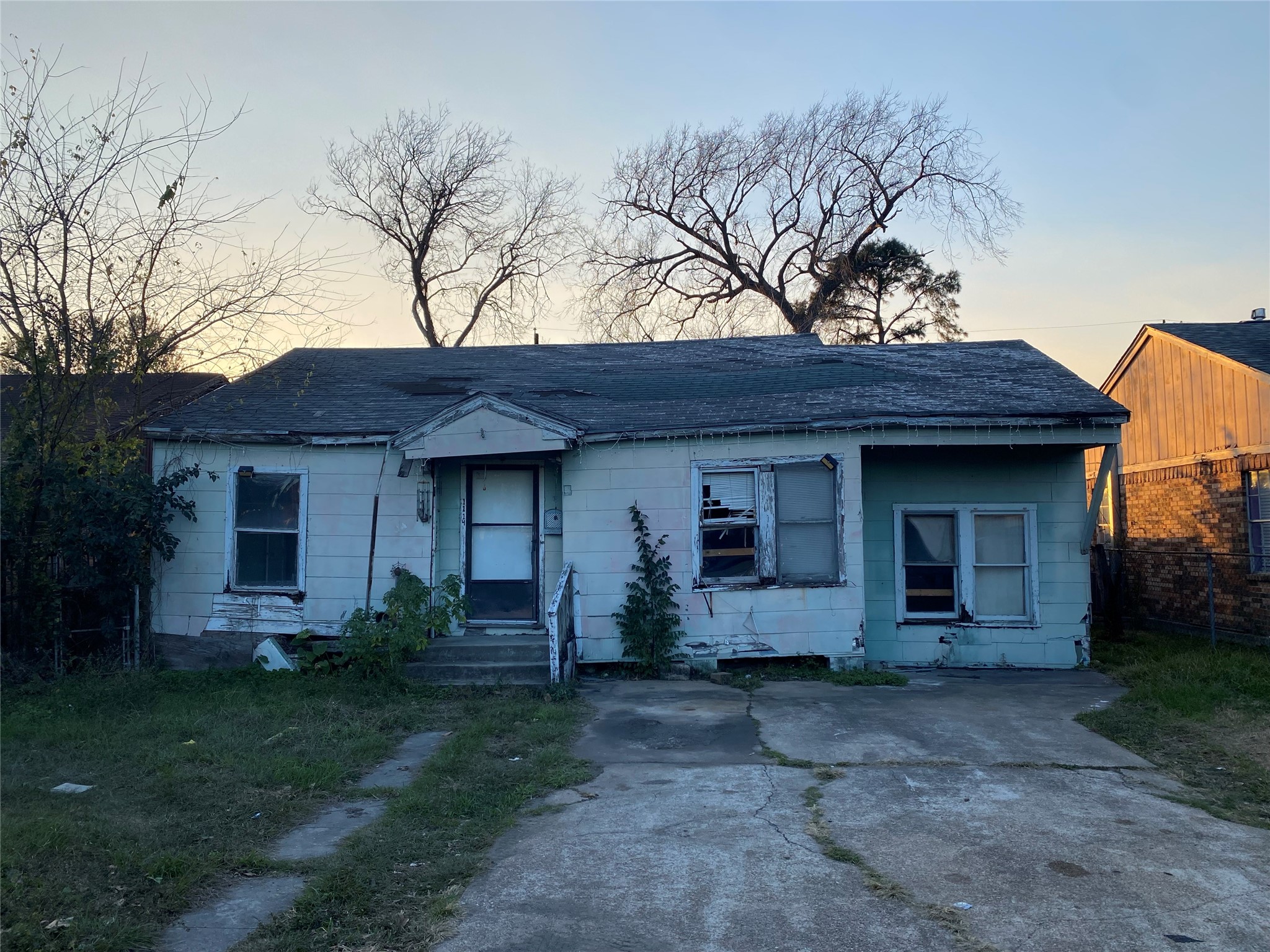 1114 Rouse Street Houston, TX 77020 - Photo 3 of 6 a view of a house with a small yard and a large tree