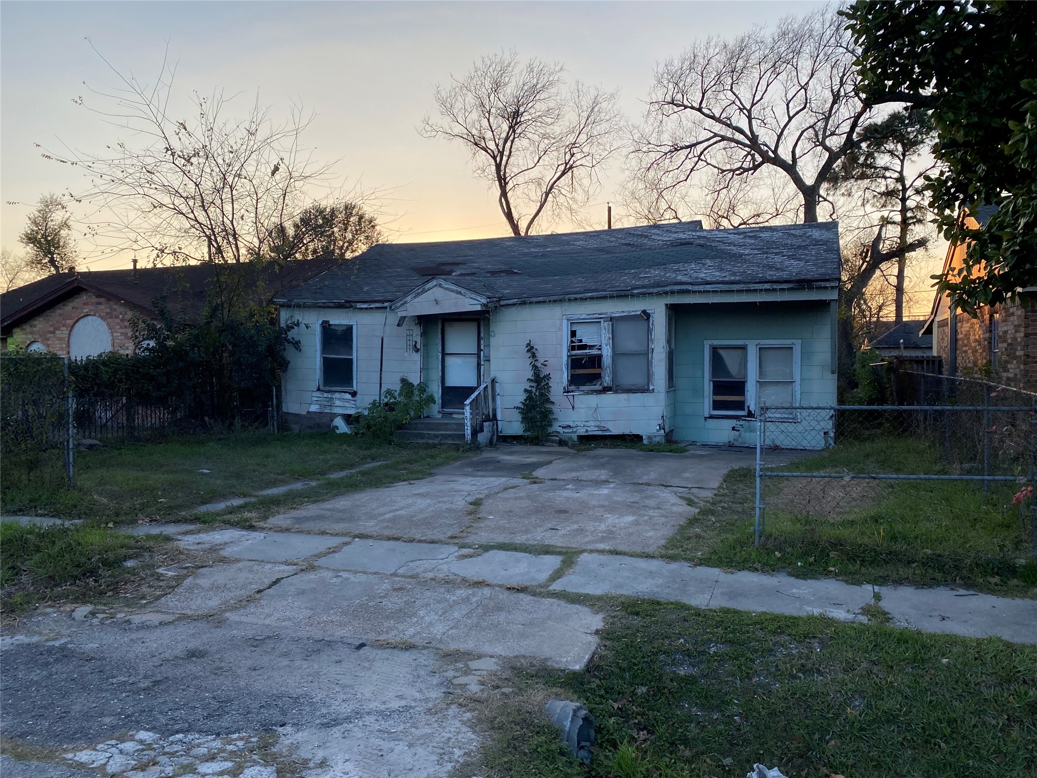 1114 Rouse Street Houston, TX 77020 - Photo 4 of 6 a view of a house with yard and a tree