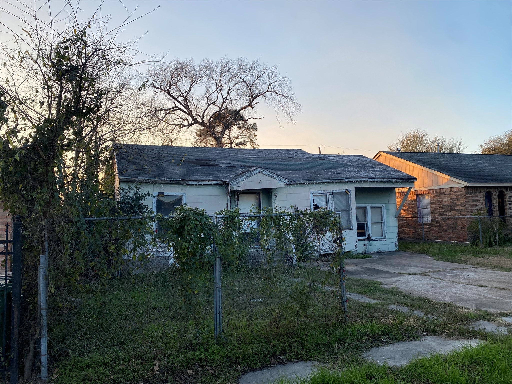 1114 Rouse Street Houston, TX 77020 - Photo 5 of 6 a view of a house with garden and yard
