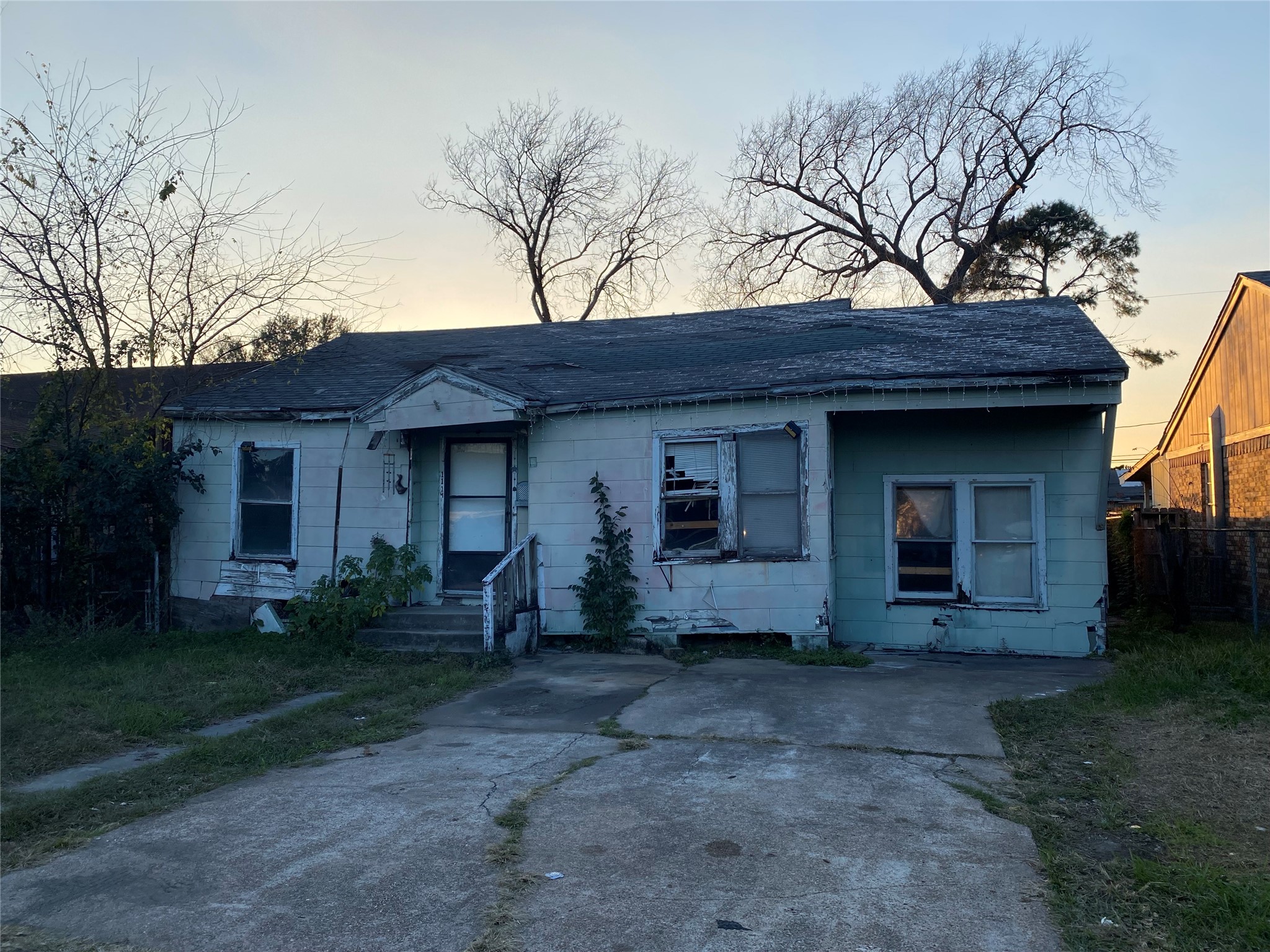 1114 Rouse Street Houston, TX 77020 - Photo 6 of 6 a front view of a house with garden