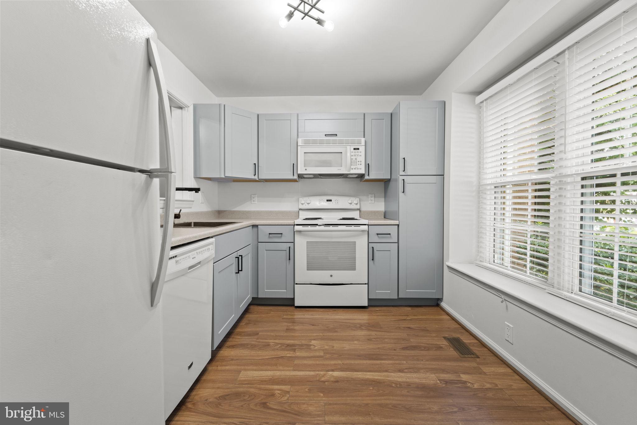 7942 Forest Path Way Springfield, VA 22153 - Photo 5 of 38