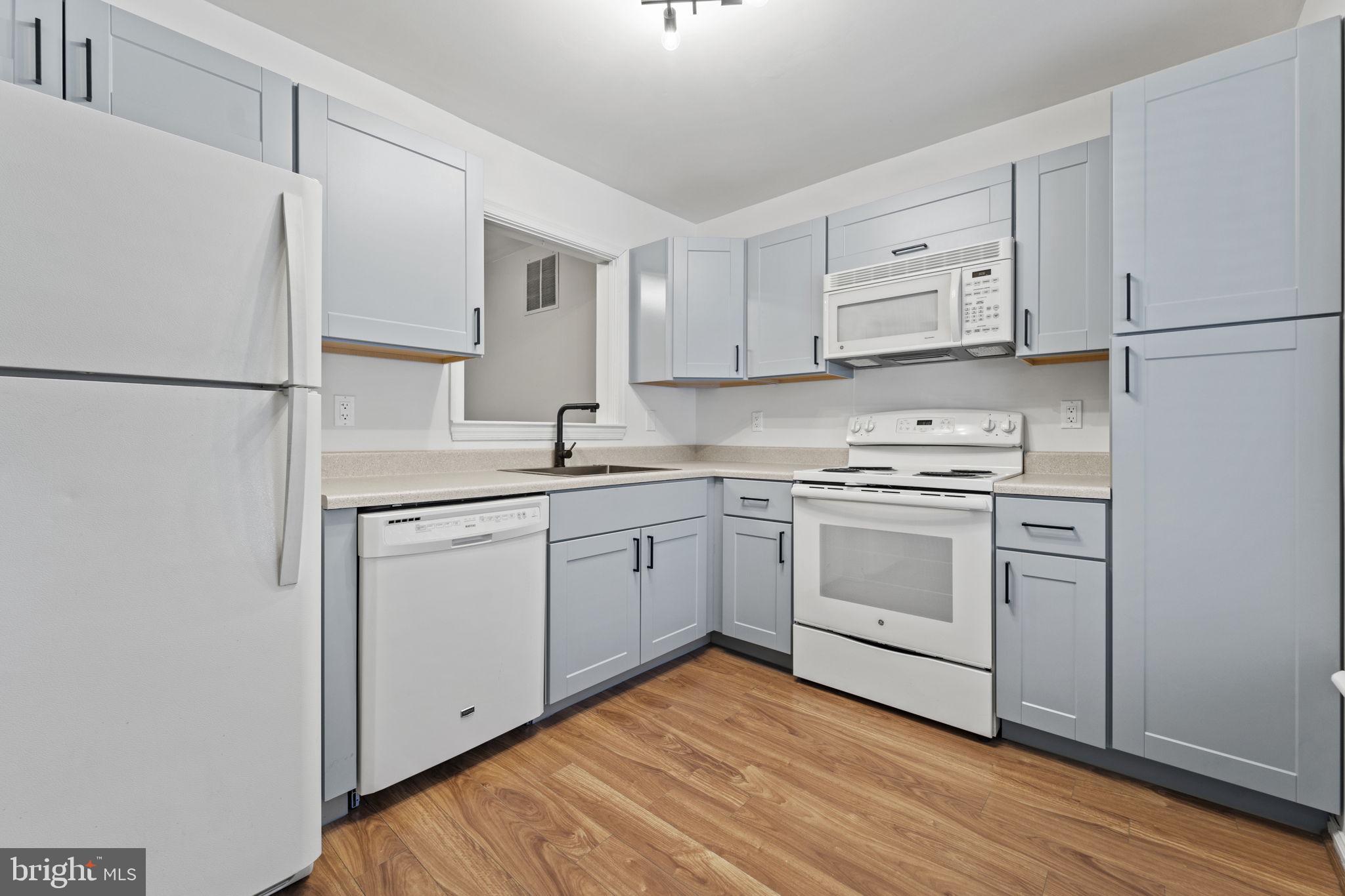 7942 Forest Path Way Springfield, VA 22153 - Photo 6 of 38