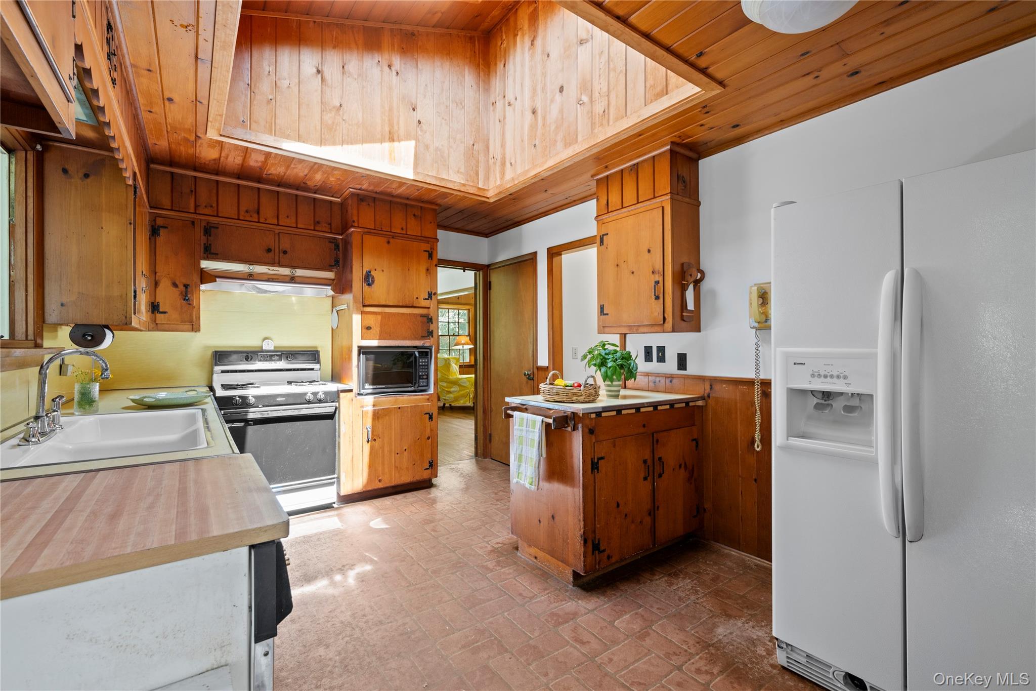 26 South Menantic Road Shelter Island, NY 11964 - Photo 17 of 49 a kitchen with a sink stove and refrigerator