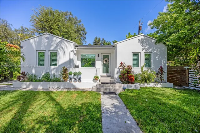 a view of a backyard