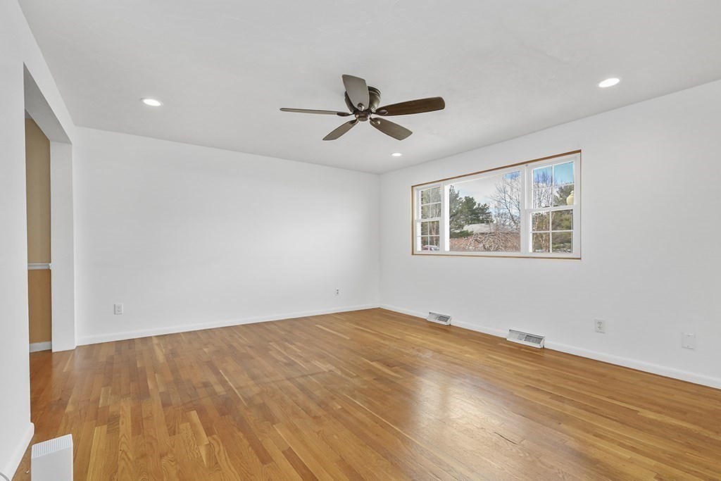 7 Hemlock Circle, Unit 7 Millis, MA 02054 - Photo 5 of 23