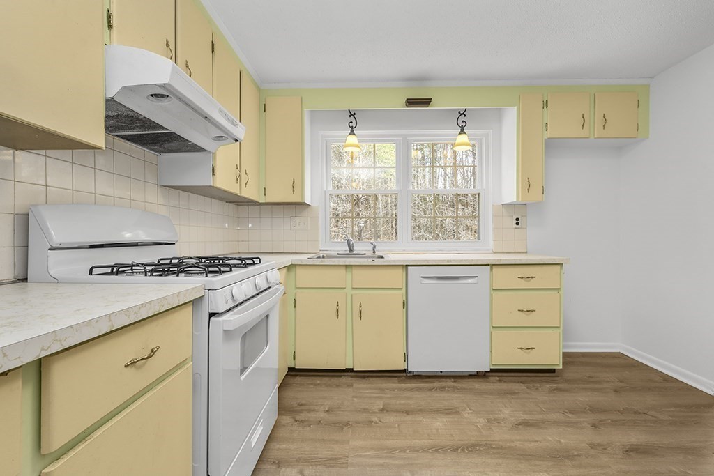 7 Hemlock Circle, Unit 7 Millis, MA 02054 - Photo 8 of 23