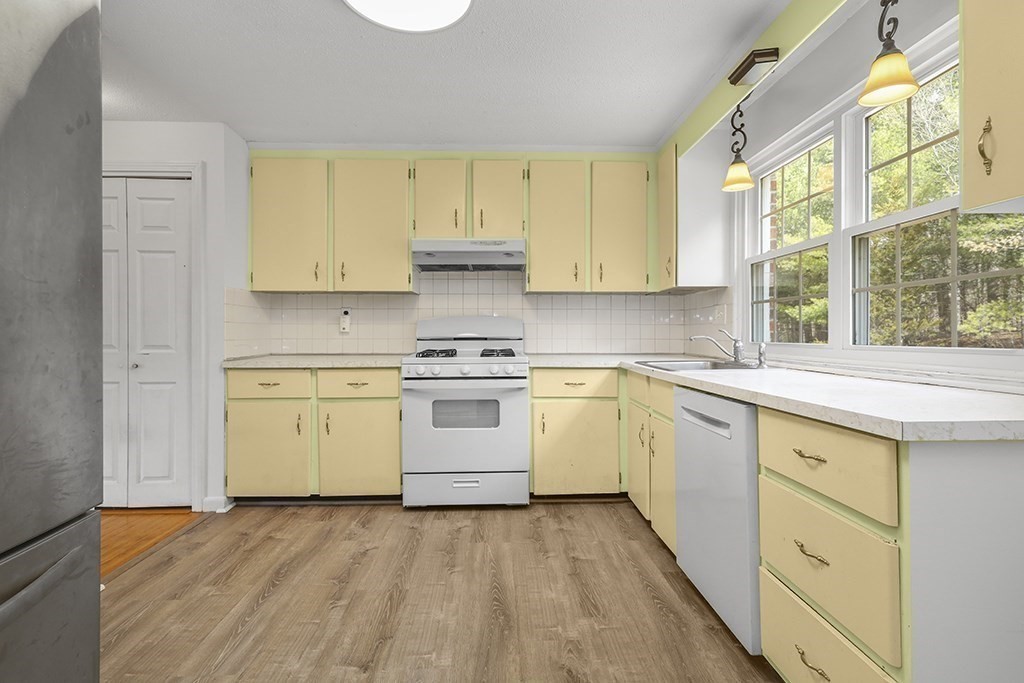 7 Hemlock Circle, Unit 7 Millis, MA 02054 - Photo 9 of 23