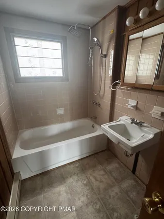 $1,450 | 174 Sweet Briar Road, Pocono Pines, PA 18350