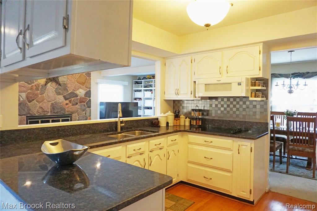 35718 Johnstown Road Farmington Hills, MI 48335 - Photo 5 of 31