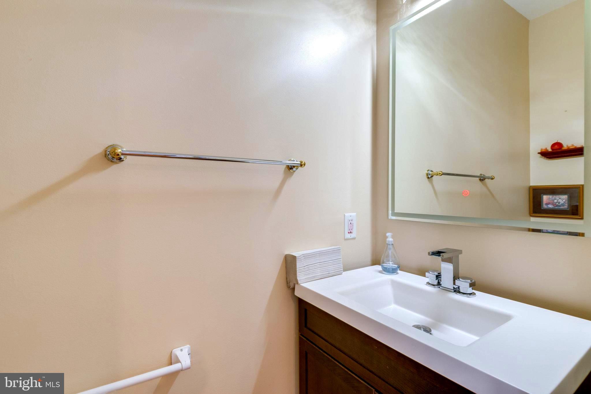 18262 Maple Spring Court Leesburg, VA 20176 - Photo 5 of 36 Half Bath Main