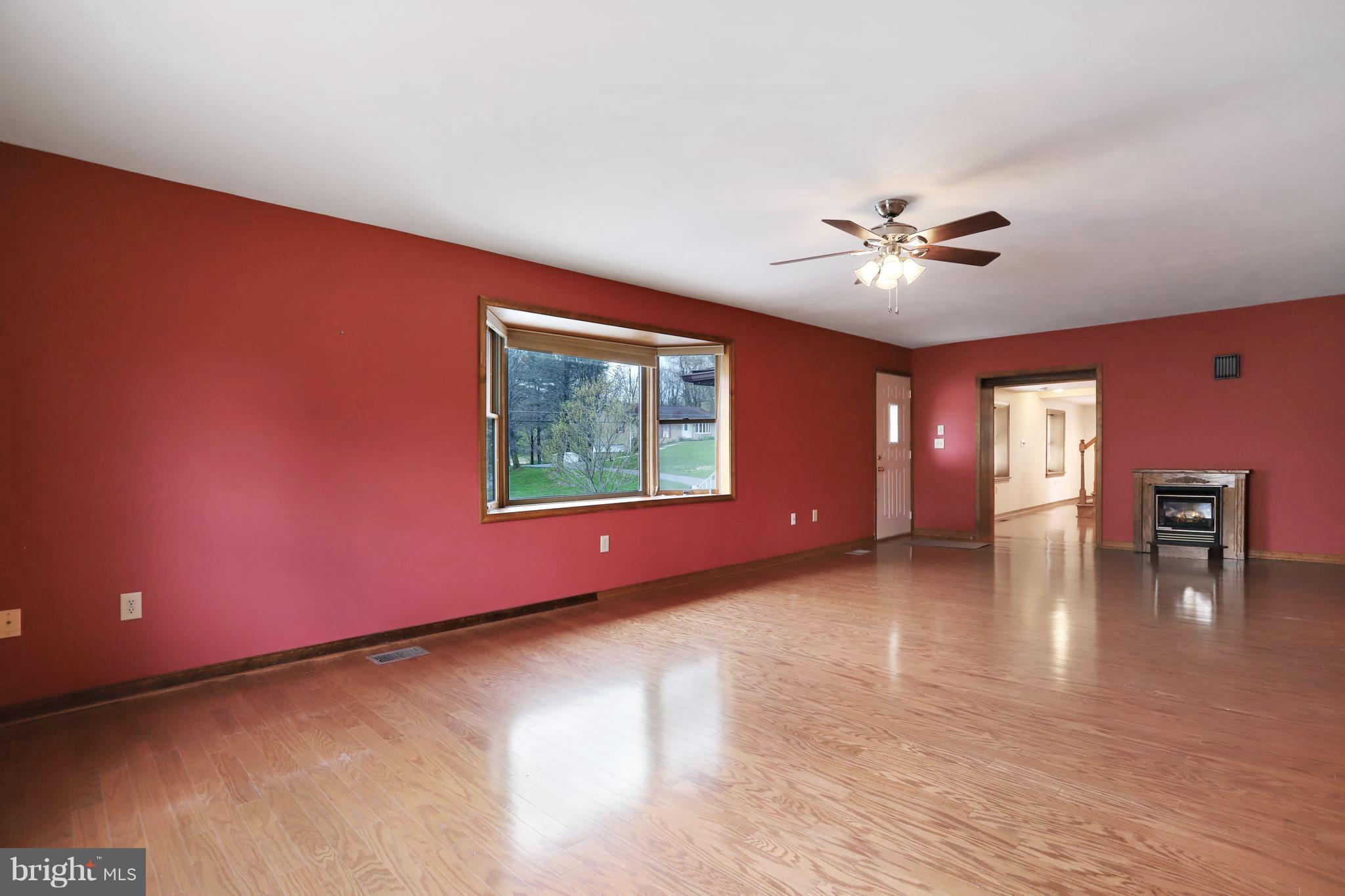 9209 Jordan Road Fairplay, MD 21733 - Photo 10 of 30 Living Room