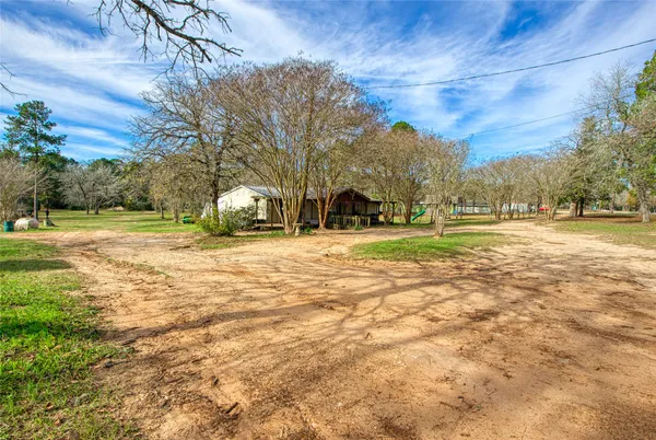 a view of a yard with a house