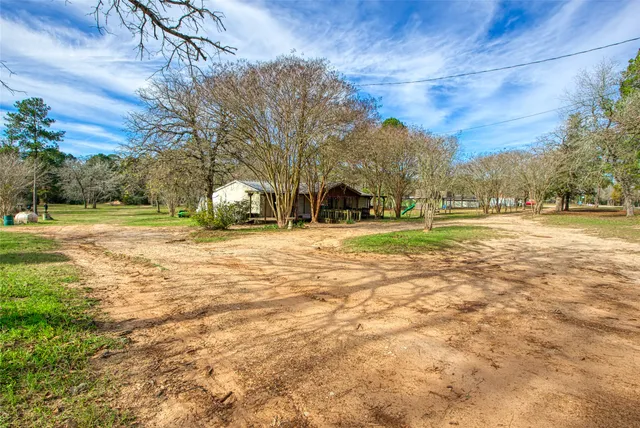 a view of a yard with a house