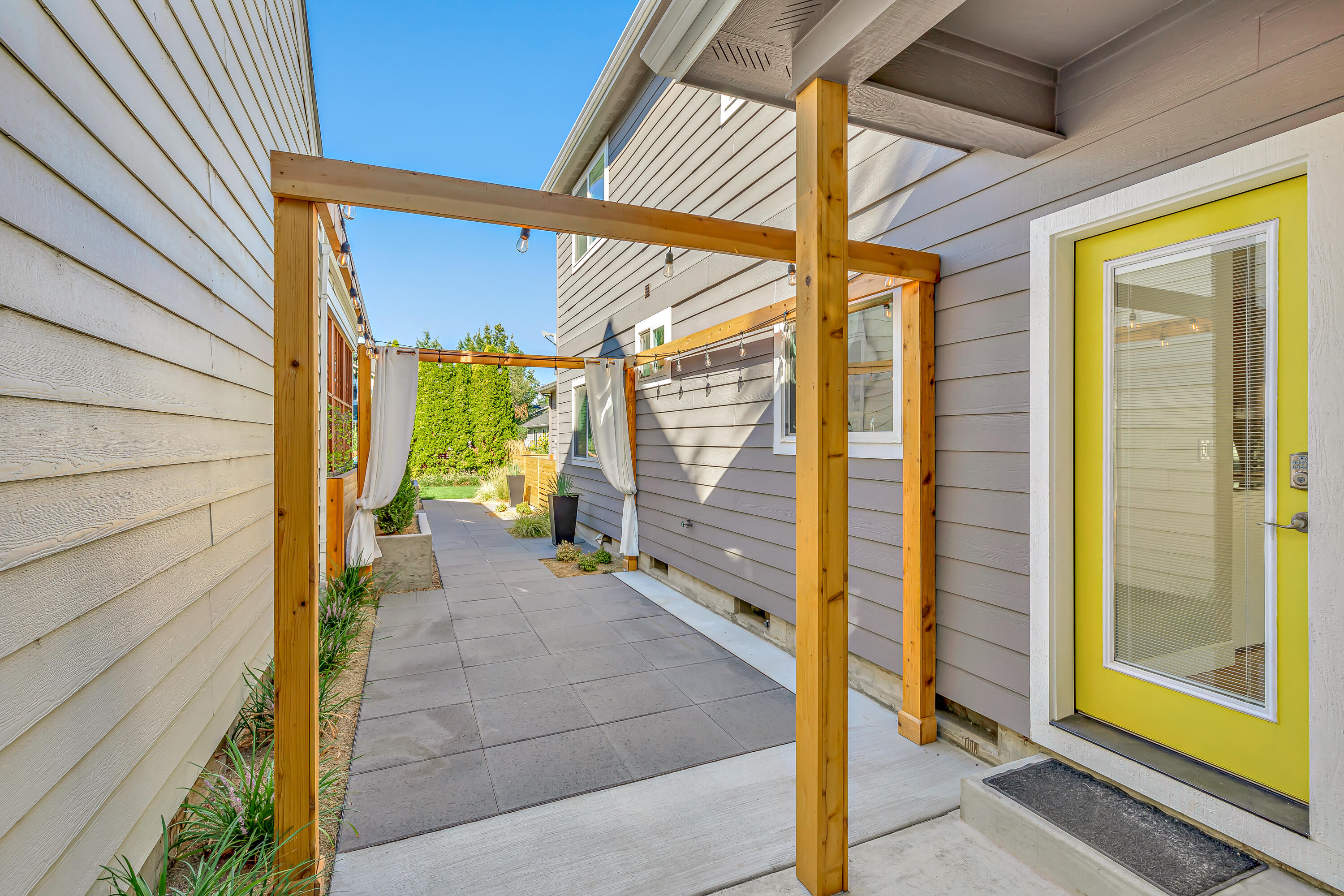 1019 Rustler Peak Street Central Point, OR 97502 - Photo 12 of 34 32