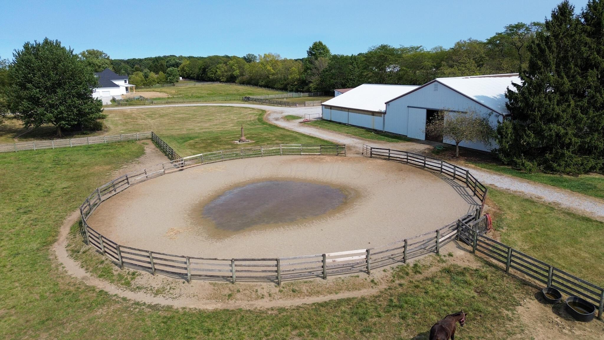 8871 Patterson Road Hilliard, OH 43026 - Photo 33 of 42 Round pen