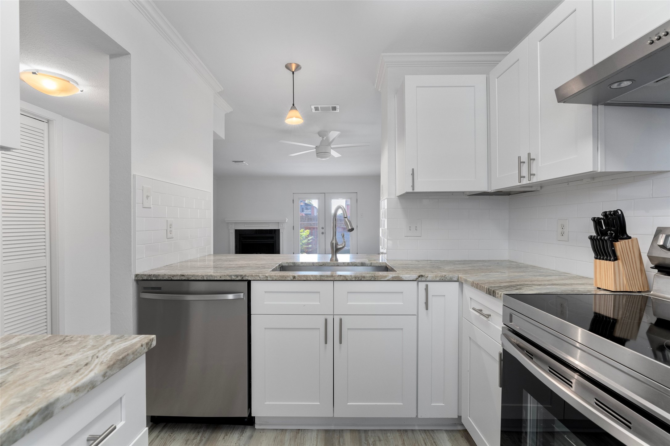 2018 West Rundberg Lane, Unit 16D Austin, TX 78758 - Photo 7 of 18 Stainless steel appliances.