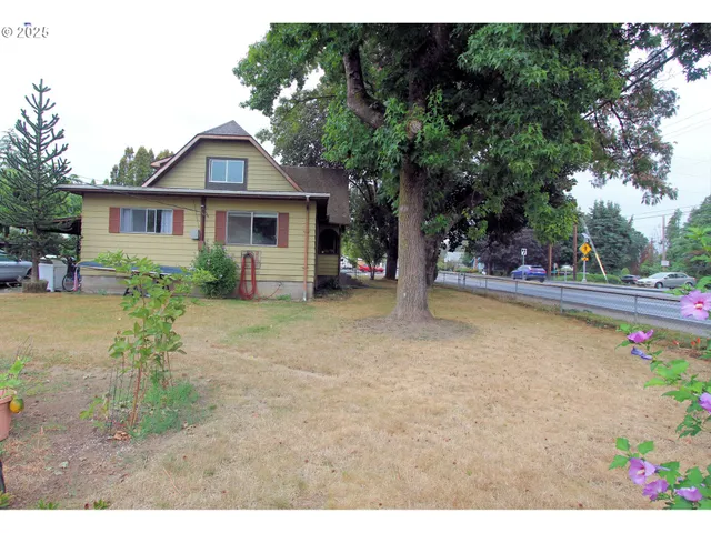 a view of a house with a yard