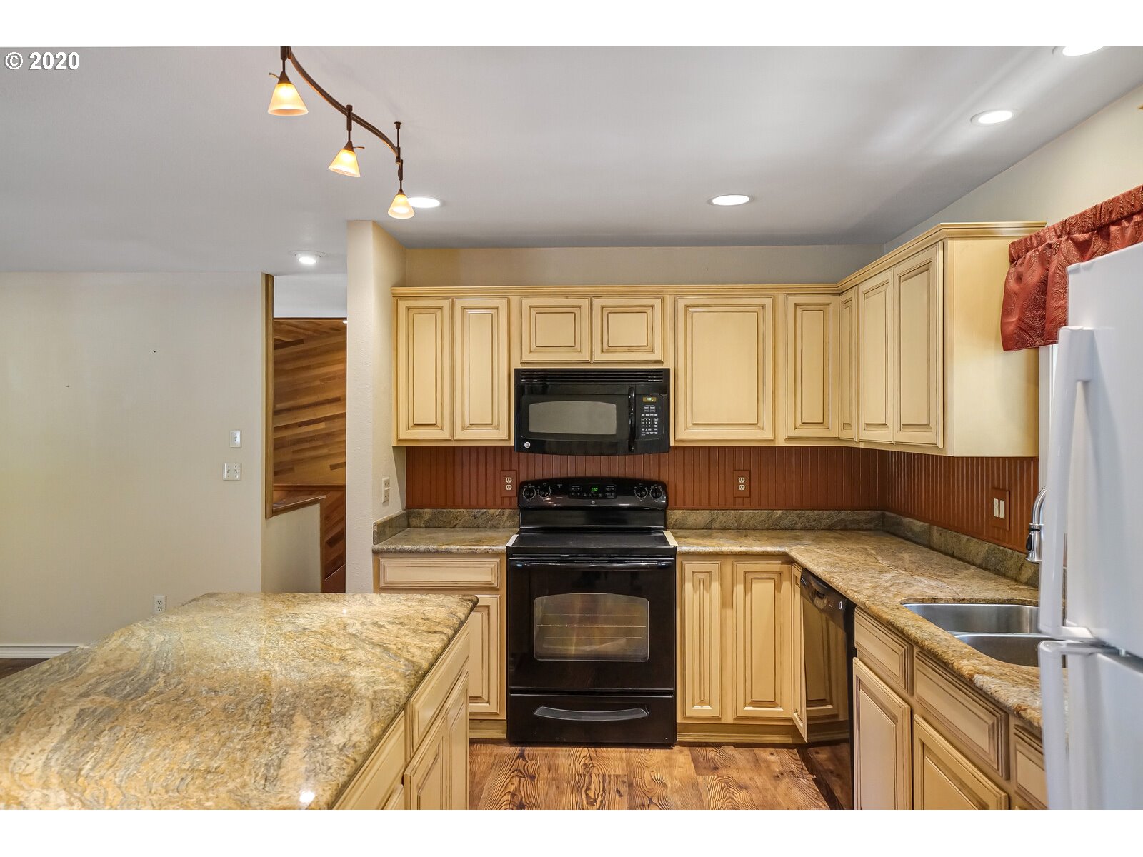17615 South Abiqua Road Northeast Silverton, OR 97381 - Photo 16 of 26 Gallery Image 16