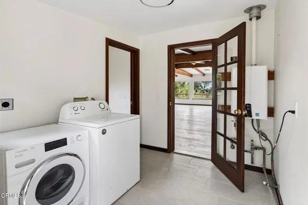 a view of utility room with washer and dryer
