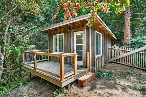 a view of a house with backyard