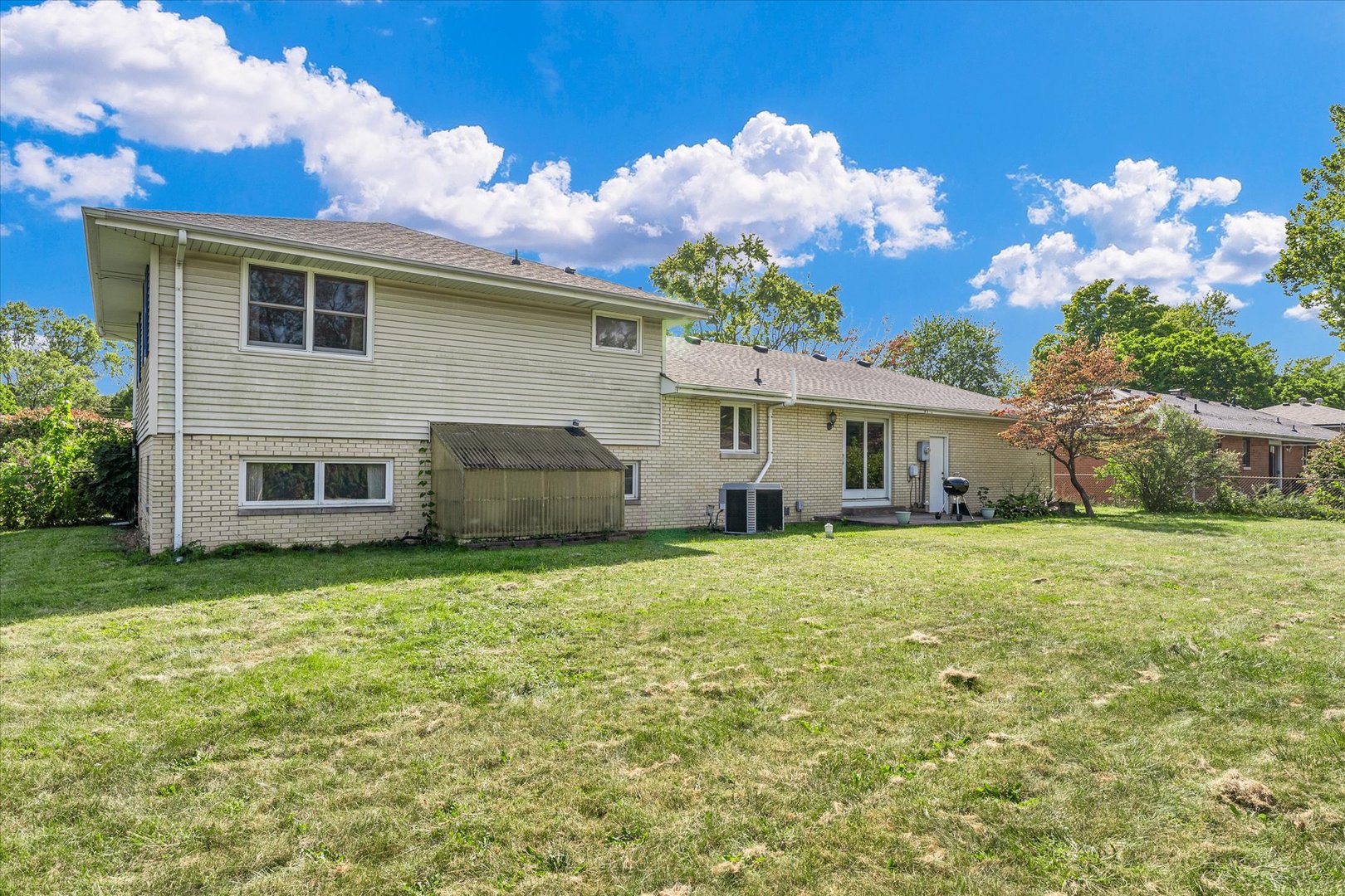 1110 Silver Street Urbana, IL 61801 - Photo 37 of 40 a front view of a house with a garden
